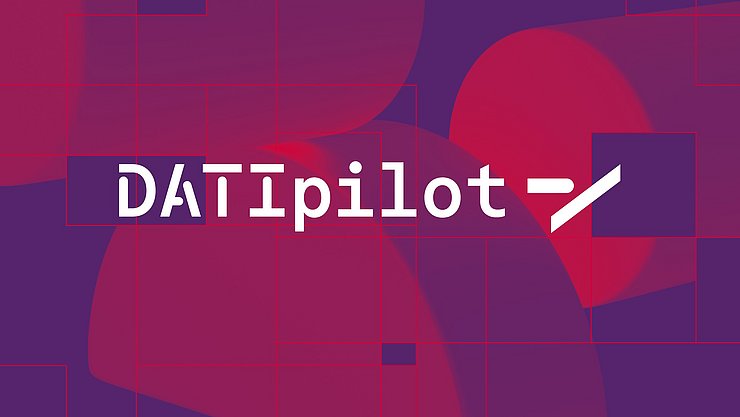 DATIpilot Keyvisual Im Hintergrund sind in Lila-Tönen geometrische Körper angedeutet. In der mitte platziert steht das wort "DATIpilot"