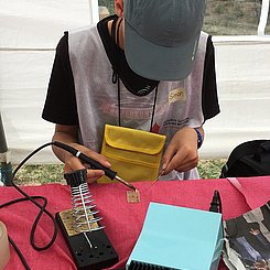 „Elektroingenieur“ in der Experimentierwerkstatt des Energieunternehmens bei seinem „Job“. Foto: Katrin Brodowski