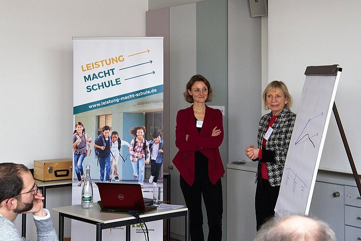 Prof. Dr. Heidrun Stöger und Prof. Dr. Gabriele Weigand (r.) beim LemaS-Netzwerktreffen in Stuttgart. Foto: D. Schmidt