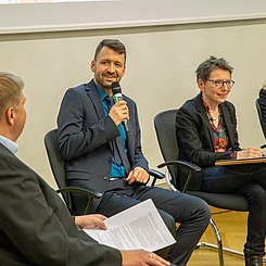 V.l.: Alexander Weihs, Marc Godau, Mechtild Gomolla und Dorothee Kohl-Dietrich. Foto: Lea Schmitt