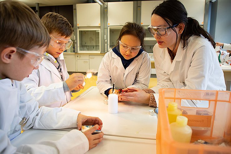 Spannende Experimente: Kinder entdecken, was bei Kerzen eigentlich brennt und wie Tochterflammen entstehen. Foto: David Manherz / Pädagogische Hochschule Karlsruhe 