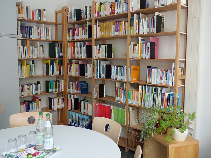 Ansicht vom Gleichstellungsbüro mit Bücherregal und Konferentztisch