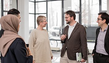 Im Dialog: Jun. Prof. Dr. Jörg Imran Schröter (2.v.r.), Leiter des Instituts für Islamische Theologie und Religionspädagogik, und sein Kollege Dr. Ulvi Karagedik (r.). Foto: Adena Lješnjanin