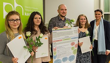 Preisträgerinnen und Preisträger des Poster-Wettbewerbs mit Prof. Dr. Annette Worth (r.). Foto: Pädagogische Hochschule Karlsruhe.