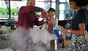 Cool, cooler, Physik: Beim Campustag für Studium und Weiterbildung Studiengänge und Fächer der PHKA entdecken. Foto: PHKA