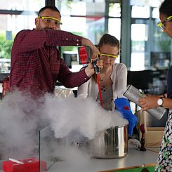 Cool, cooler, Physik: Beim Campustag für Studium und Weiterbildung Studiengänge und Fächer der PHKA entdecken. Foto: PHKA