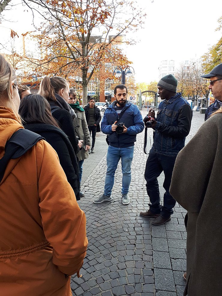 YOUR PICS TALK: Beim ersten Workshop der „Heimatgeschichten“ zeigte der ruandische Fotograf Shaban Masengesho, wie man mit Bildern die Geschichten erzählen kann, die einem wichtig sind. Foto: Katja Becht