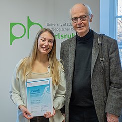 Deutschlandstipendium 2022/23: Die PHKA-Stipendiatin der Heinrich-Hertz-Gesellschaft mit Prof. Dr. Volker Krebs, ehemaliger Vorsitzender der Heinrich-Hertz-Gesellschaft. Foto: Lea Schmitt/Pädagogische Hochschule Karlsruhe