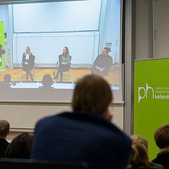 Eröffnung des Akademischen Jahres 2021/2022: Das Publikum konnte das Geschehen per Videoübertragung in zwei Hörsälen verfolgen. Foto: Roxane Fijean