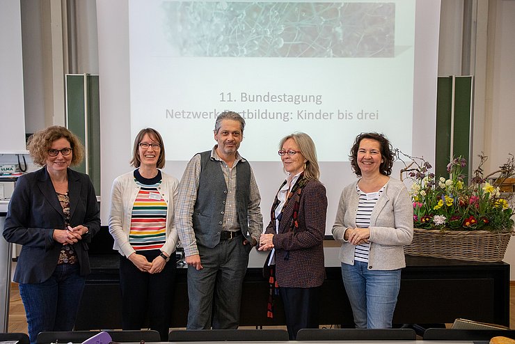 Elfte Bundestagung des „Netzwerks Fortbildung: Kinder bis drei“ an der Pädagogischen Hochschule Karlsruhe: v.l. Dr. Karin Garske (Sozialpädagogisches Fortbildungsinstitut Berlin-Brandenburg), Anne-Katrin Pietra und Prof. Dr. Ulrich Wehner (Karlsruhe), Prof. Dr. Ute Stoltenberg (Lüneburg) und Veronika Bergmann (Sozialpädagogisches Fortbildungszentrum Mainz). Foto: Tilman Binz / Pädagogische Hochschule Karlsruhe