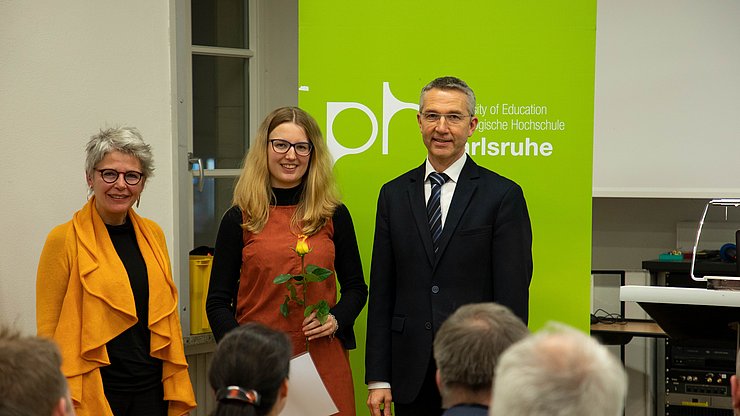 Bild Genderforschungspreis 2020 Sabine Rentschler mit Bürgermeister Dr. Martin Lenz und der Gleichstellungsbeauftragten Britta Nann vor grünem Hintergrund mit PH Logo beim Neujahrsempfang am 15. Januar 2020