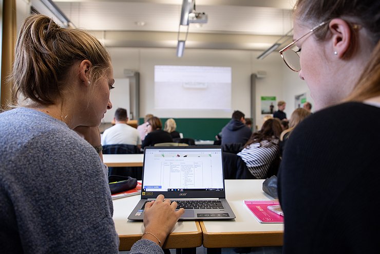 In einer Lehrveranstaltung an der PHKA. Foto: Manherz/PHKA