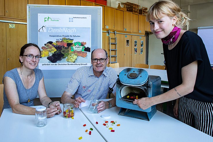 Projekt-Kickoff mit Dr.-Ing. Isabell Sommer, Prof. Dr. Christian Wiesmüller und Maaike Katzarow. Foto: David Manherz / Pädagogische Hochschule Karlsruhe