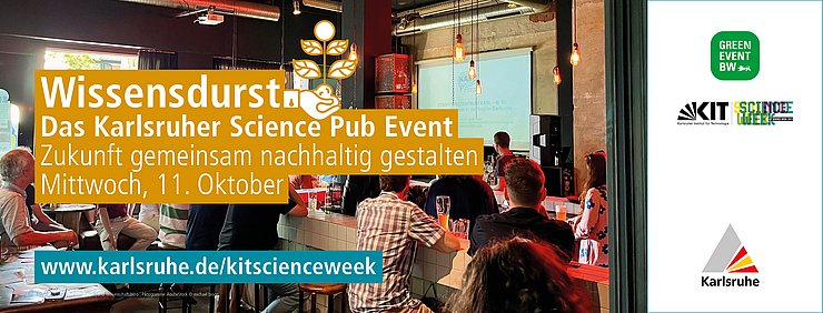 Wissensdurst_Facebook-Header_820x312px.jpg Links ein 16:4 das Bild im Innern einer Bar. die Gäste lauschen einem vortrag. Darüber ein curryfarbenes Banner mit Name und Daten zum Event Wissensdurst. Im Streifen rechts sind das Logo von Green Event BW, dem KIT und der Science Week sowie der Stadt Karlsruhe
