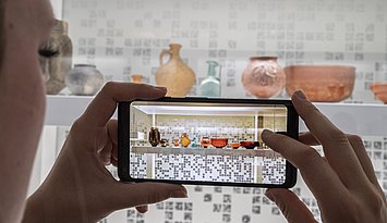 Kultur wird digitaler: Im Badischen Landesmuseum lässt sich die Sammlung „Archäologie in Baden" mit dem ExpoPhone erkunden. © Badisches Landesmuseum, Foto: ARTIS – Uli Deck 