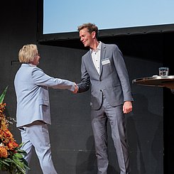 Landeslehrpreis: Wissenschaftsministerin Theresia Bauer gratuliert Prof. Dr. Sebastian Wartha. Foto: Jan Potente