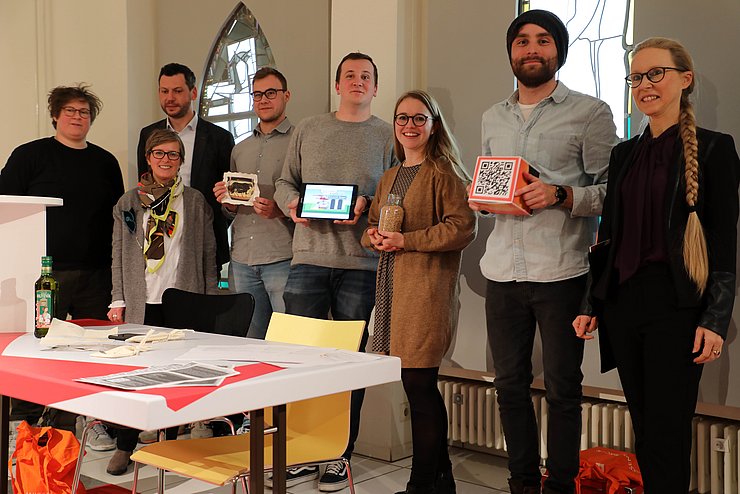 Die vier Entwickler von „Economic Escape“ (2. bis 5. v.r.) zusammen mit Prof. Dr. Dr. h. c. Claudia Wiepcke (r.) und den Jury-Mitgliedern vom Badischen Landesmuseum. Foto: Pädagogische Hochschule Karlsruhe