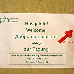 Wegweiser zur Tagung „Mehr-sprachliche Bildung im Lehramtsstudium“. Foto: Pädagogische Hochschule Karlsruhe