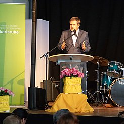 Gratulierte den Alumni: Prorektor Prof. Dr. Christian Gleser. Foto: David Manherz / Pädagogische Hochschule Karlsruhe