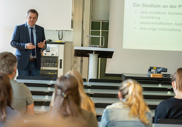 Prof. Dr. Christian Gleser stellt das Studienangbeot der PHKA vor. Foto: David Manherz/Pädagogische Hochschule Karlsruhe