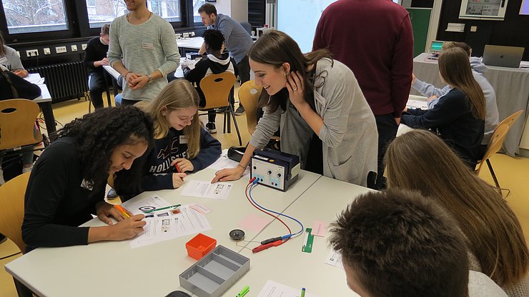 Was brauchen wir, um einen Lautsprecher zu bauen? Schülerinnen der 9b der Realschule Karlsbad mit Physik-Studentin Janine Schimmel im Lehr-Lern-Labor physiK2A der Pädagogischen Hochschule Karlsruhe. Foto: Ralph Hansmann / Pädagogische Hochschule Karlsruhe 	