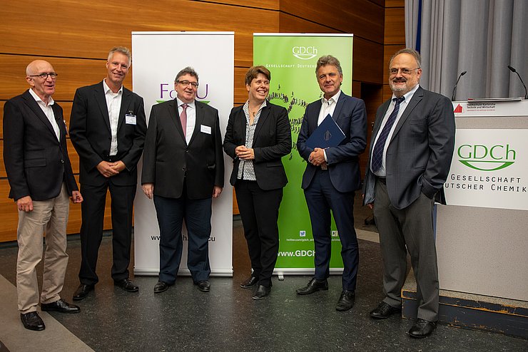 Eröffnung des Kongresses mit v.l. Prof. Josef Leisen (ehemaliger Leiter des Studienseminars für das Lehramt an Gymnasien in Koblenz), Prof. Dr. Matthias Ducci (Leiter des Instituts für Chemie an der Pädagogischen Hochschule Karlsruhe, Geschäftsführender Direktor des GDCh-Lehrerfortbildungszentrums Karlsruhe und Chairman des Kongresses), Prof. Dr. Klaus Peter Rippe (Rektor der Pädagogischen Hochschule Karlsruhe), Prof. Dr. Katharina Landfester (Mitglied des Vorstands der Gesellschaft Deutscher Chemiker, GDCh), Dr. Frank Mentrup (Oberbürgermeister der Stadt Karlsruhe) und Prof. Dr. Hans-Günther Schmalz (Vorsitzender der Fachgruppe Chemieunterricht der GDCh). Foto: Tilman Binz/Pädagogische Hochschule Karlsruhe