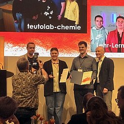 LeLa-Preis 2026: Vanessa Seremet (2.v.l.) und Kay Burger (3.v.l.) vom Lehr-Lern-Labor Physik der PHKA nahmen in Osnabrück den 1. Preis entgegen. Foto: Anja Stahl