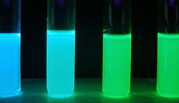 Faszination Fluoreszenz: Im Rahmen des Science on Stage Festivals 2021 an der PHKA bietet die Hochschule unter anderem einen Workshop für Lehrkräfte an, bei dem spektakuläre Experimente mit Fluoreszenzfarbstoffen aus Textmarkern gezeigt werden. Foto: Matthias Ducci/PHKA