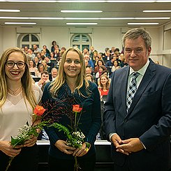 Bei der Vergabe des Sonderpreises für studentisches Engagement: Nathalie Bek, Jurina Güthner und Prof. Dr. Christian Gleser (v.l.). Foto: Pädagogische Hochschule Karlsruhe