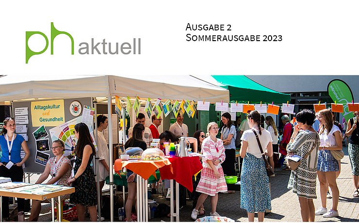 Cover von PH AKTUELL mit Angabe Frühjahrsausgabe, Logo und einem Bild vom PHKA Campustag: Studierende und Interessierte vor den Informationsständen