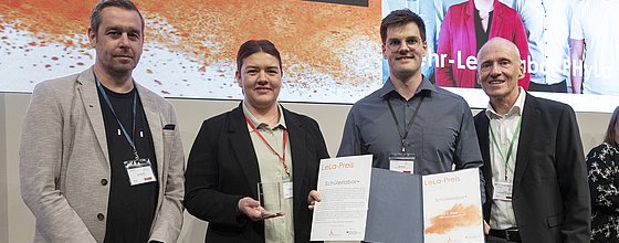 LeLa-Preis 2026: Vanessa Seremet (2.v.l.) und Kay Burger (3.v.l.) vom Lehr-Lern-Labor Physik der PHKA nahmen in Osnabrück den 1. Preis entgegen. Foto: Hermann Pentermann