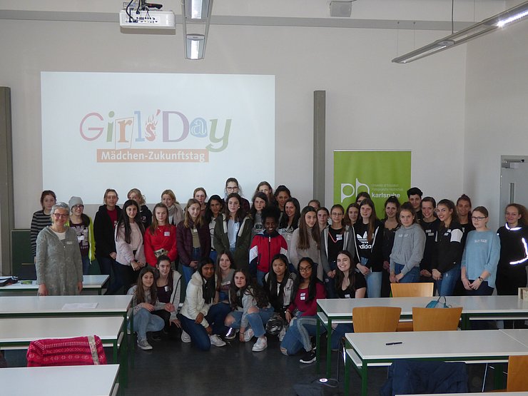 Schülerinnen beim Girls' Day 2019 im Gruppenbild mit Gleichstellungsbeauftragte Britta Nann