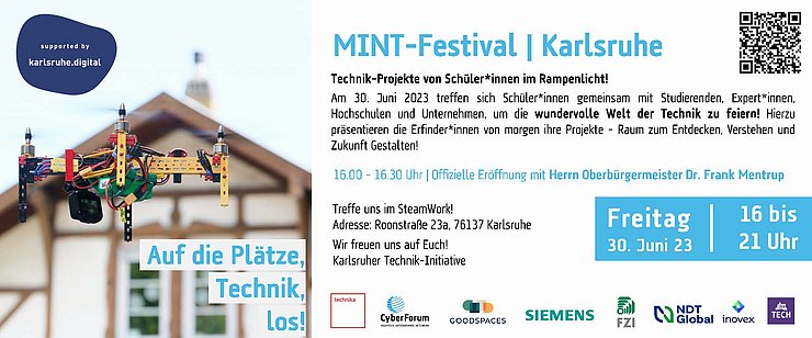 In weiß und blau gehaltener Flyer zum MINT Festival Karlsruhe mit Informationen zu Zeit und Ort, unten die Logos der beteiligten Institutionen und Unternehmen. Links ein Bild mit Fachwerkfassade im Hintergrund und Lego-Drohne im Vordergrund.
