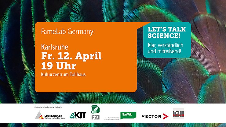 Im Hintergrund Pfauenfedern, im Vordergrund eine orange und eine türkise Sprechblase mit den Daten zur Veranstaltung. Unten die Logos der Beteiligten.