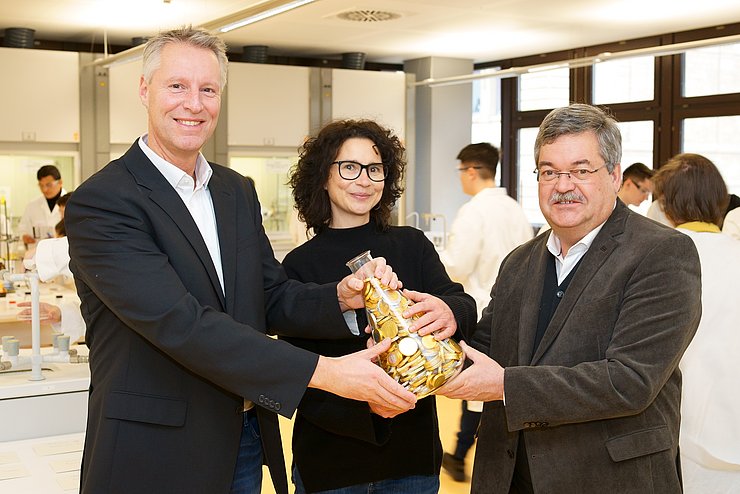 Die Fördersumme übergab Ralf Müller, Geschäftsführer Chemie.BW (rechts), an Dr. Uta Beck, die für das Lehr-Lern-Labor "makeScience!"verantwortlich ist, und an Prof. Dr. Matthias Ducci, den Leiter des Instituts für Chemie an der Pädagogischen Hochschule Karlsruhe. Foto: Chemie.BW