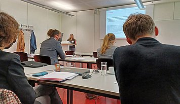 Bildungshistorische Perspektive: Teilnehmende der Fachtagung „Krieg und Frieden“ an der Pädagogischen Hochschule Karlsruhe. Foto: PHKA