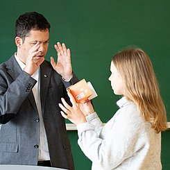 Stereoskopische Cardboardtechnologie: Dr. Martin Remmele erklärt einer Biologiestudentin, wie sie benutzt wird. Foto: David Manherz/Pädagogische Hochschule Karlsruhe