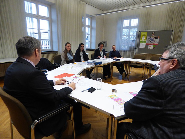 Wer soll die studentischen Qualitätssicherungsmittel bekommen? Judith Hellmann und Clemens Geßler (2. u. 3. v. l.) besprachen die Vorschläge mit der Hochschulverwaltung. Foto: Pädagogische Hochschule Karlsruhe