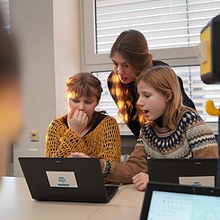Zu erkennen sind Schülerinnen und Studentinnen, die die vorraussichtliche Flugroute des Ballins berechnen.