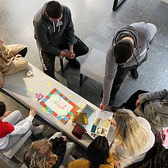 Schülerinnen und Schüler der Ernst-Reuter-Schule testen das Brettspiel Goldrausch. Foto: Pädagogische Hochschule Karlsruhe