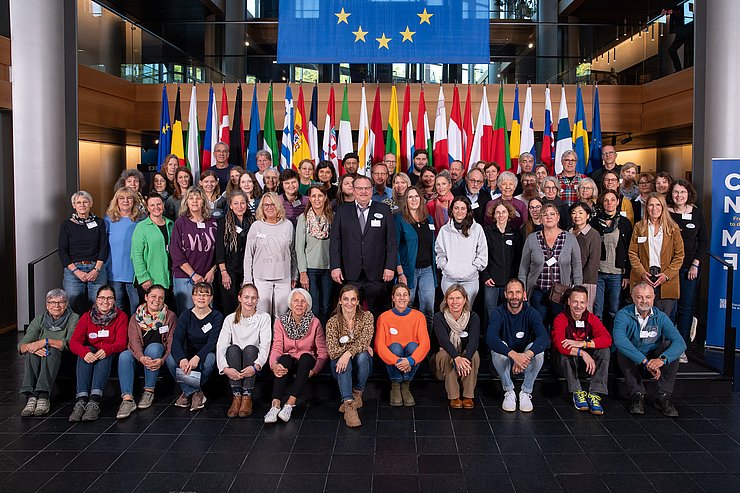 PHKA zu Besuch im Europaparlament Die Exkursionsgruppe aus PHKA Angehörigen unter allen Flaggen der Mitglieder der Europäischen Union im Europaparlament.
