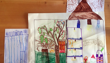 Bild des Tages - 9. April: Rosa hat zunächst ein blühenden Kirschbaum gemalt, den sie beim Spaziergang mit dem Hund gesehen hat. An dieses Bild hat sie links eines vom Hoftor und rechts ein Bild ihres Wohnhauses geklebt, alle schlafen gerade! Ihr Puppenhaus kann Geräusche machen, am Himmel sieht man Vogelgezwitscher. Foto: Tanja Millot