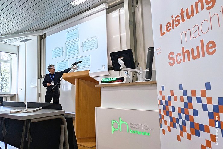 Dr. Niels Anderegg bei der Schulleitungstagung von LemaS-Transfer an der PHKA. Foto: Anna Schuer