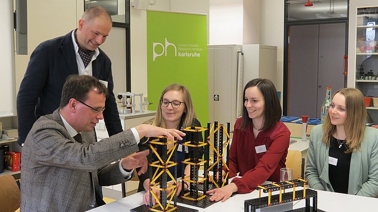 Volker Schebesta MdL, Staatssekretär im Ministerium für Kultus, Jugend und Sport (vorne links), besuchte am 12. März 2018 die Pädagogische Hochschule Karlsruhe, um sich ein Bild von den Karlsruher fischertechnik-AGs zu machen. Foto: Hansmann