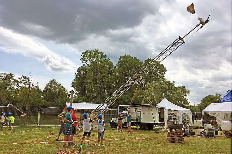 Kinder der Kinderspielstadt Karlopolis stellen die Windkraftanlage auf. Foto: Katrin Brodowski