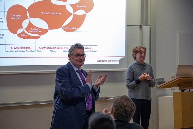 Jahresauftakt 2023: Rektor Klaus Peter Rippe und Wiebke Jessen von der SINUS-Akademie. Foto: Lea Schmitt