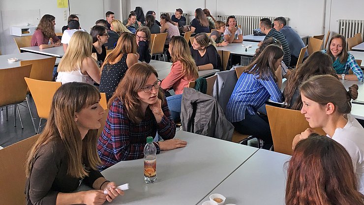 Interkulturelle Bildungsarbeit: Im Rahmen einer IMM-Kooperations-Veranstaltung waren Studierende aus Mazedonien zu Gast an der Pädagogischen Hochschule Karlsruhe. Foto: Katja Dolinar-Hansmann