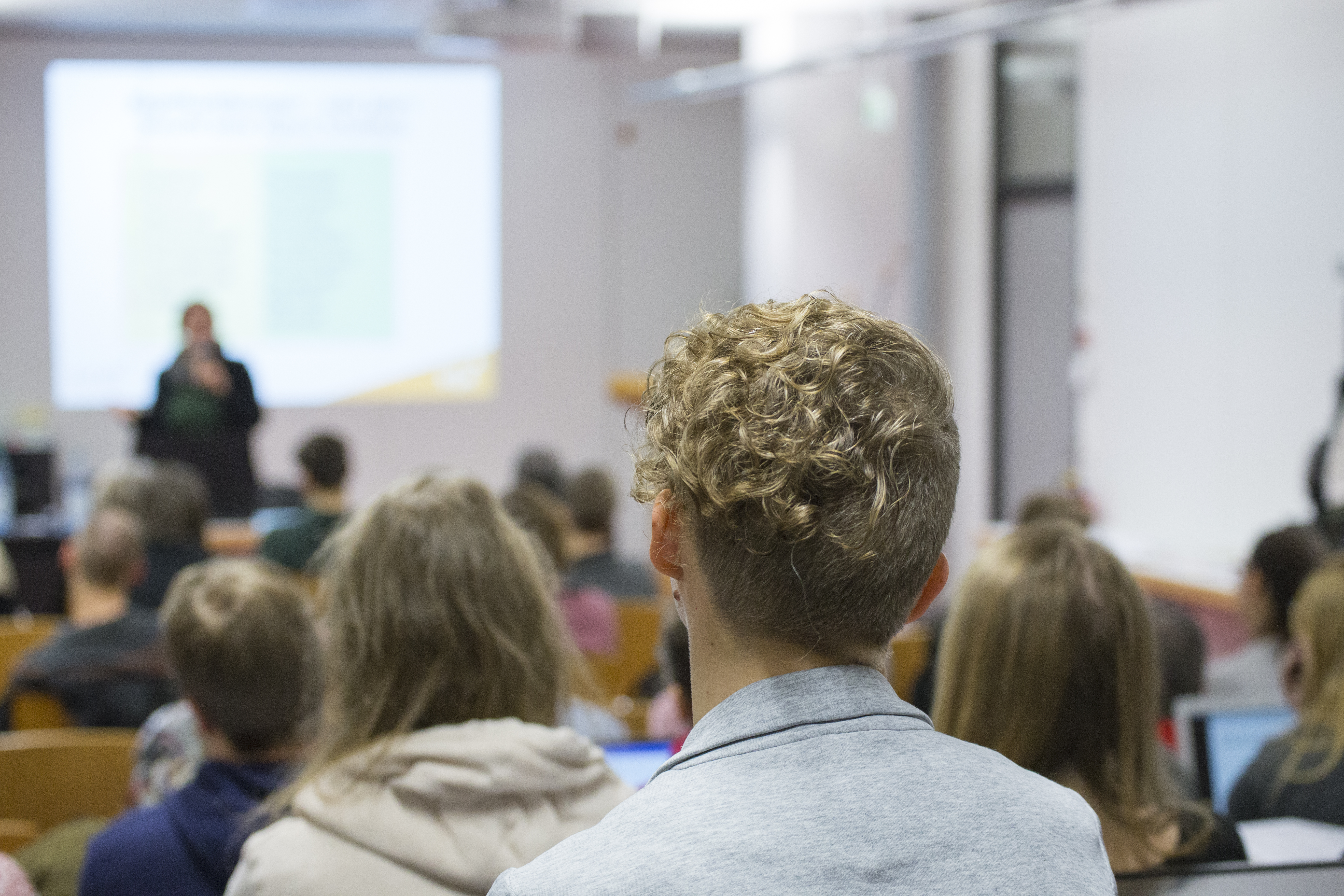 Publikum im Hörsaal von hinten beim 1. Queerabend im Januar 2018