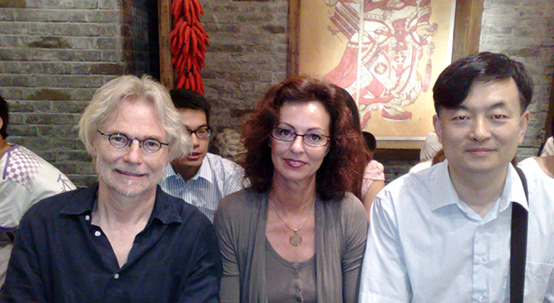 Prof. Dr. Annette M. Stroß (M.) mit Prof. Dr. E. Spiegel (Universität Vechta) und Prof. Dr. L. Cheng (Nanjing University). Foto: privat