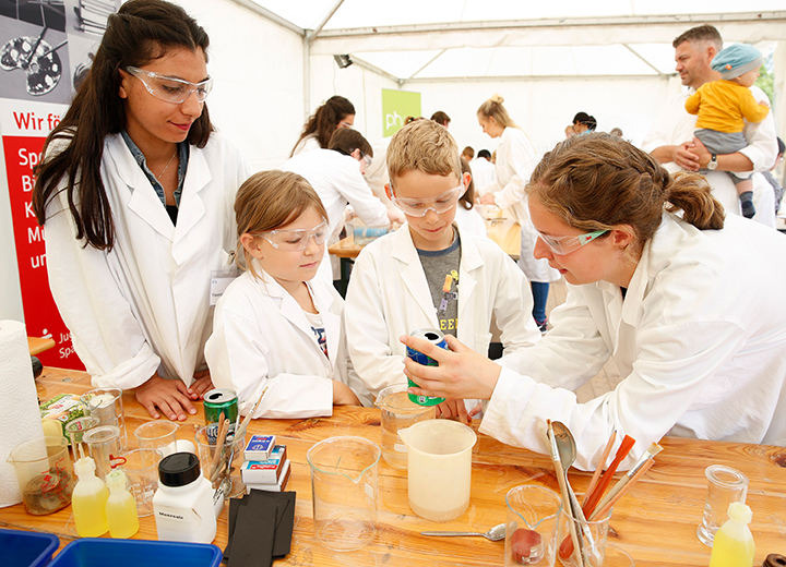 Spannende Experimente im „Kinderlabor“ der Pädagogischen Hochschule Karlsruhe. Foto: Jürgen Rösner